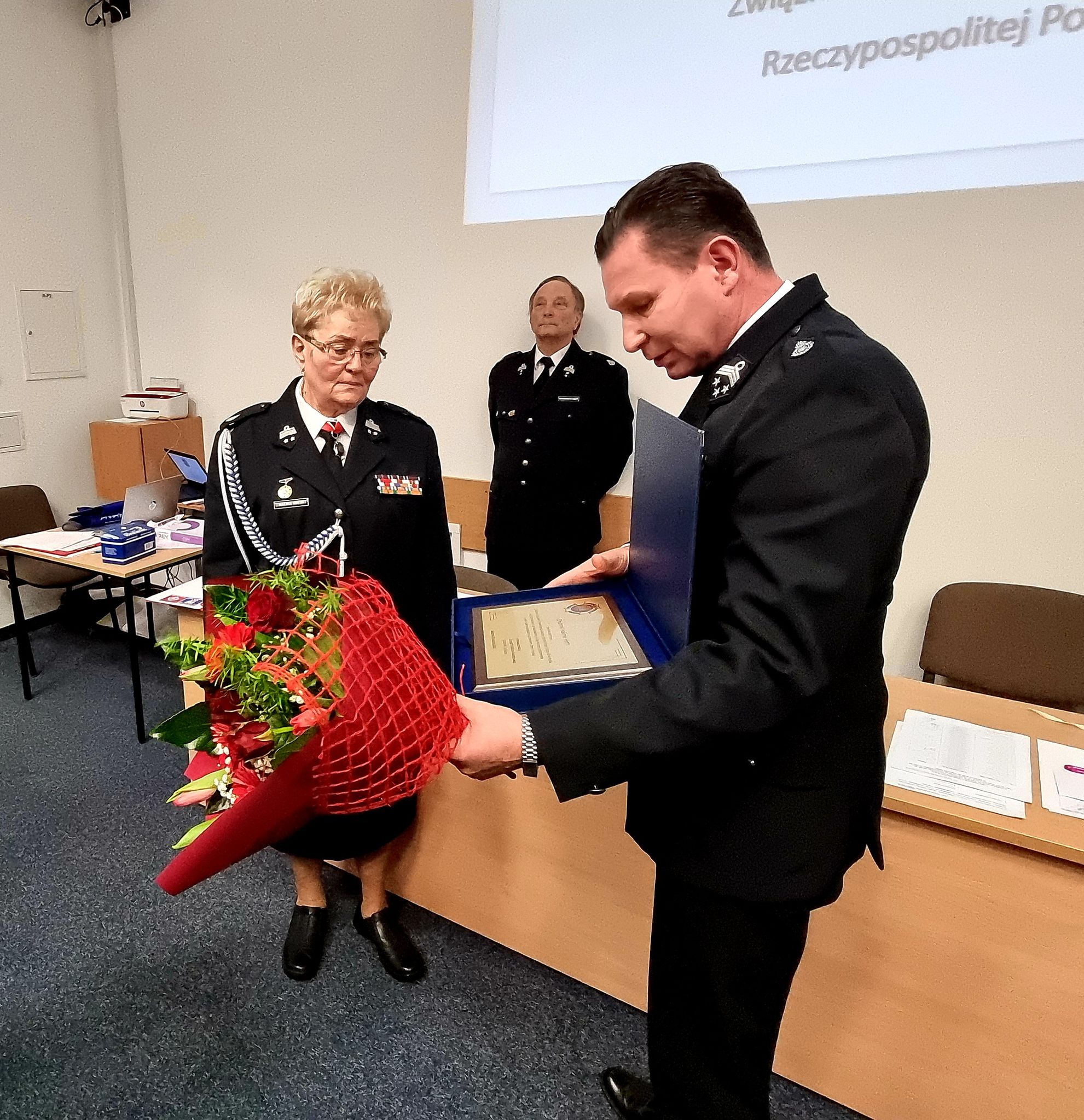 Jastarnia. Halina Hirth została honorowym prezesem powiatowego oddziału OSP w Pucku. Piękny gest strażaków…