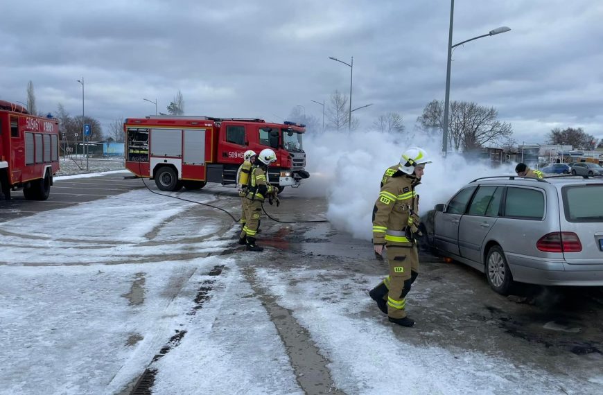 Pożar samochodu w Jastarni. Przy porcie na ul. Mickiewicza w ogniu stanął osobowy mercedes |…