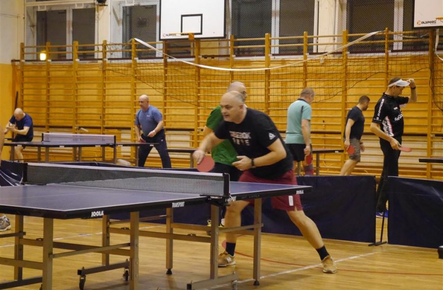 Starzyno. 2 turniej tenisa stołowego Oldboy Ziemi Puckiej (2022). Wygrali Dariusz Białk i Ryszard Śliwiński