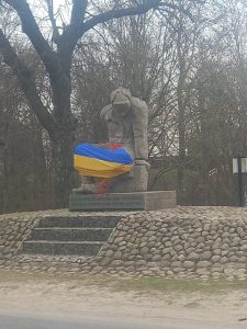 starzyński dwór pomnik flaga ukrainy