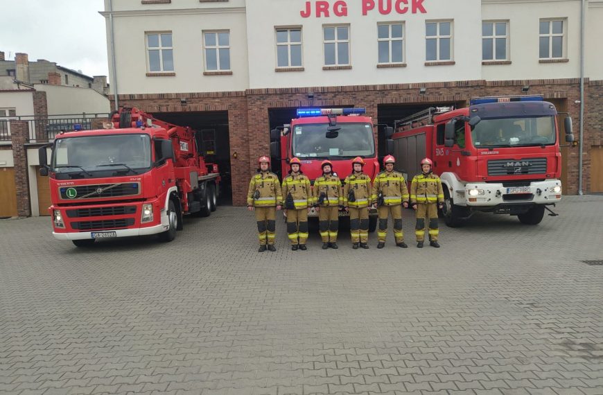 Strażacy z Pucka w 12. rocznicę katastrofy smoleńskiej. Pamiętali o ofiarach