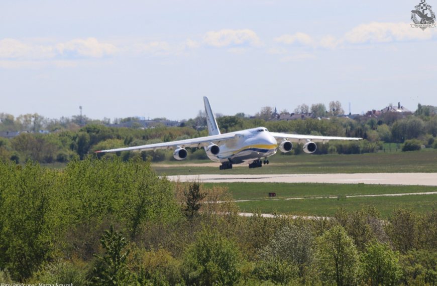 Ukraiński olbrzym w Kosakowie. Na lotnisku wylądował Antonov An-124-100M-150 |…