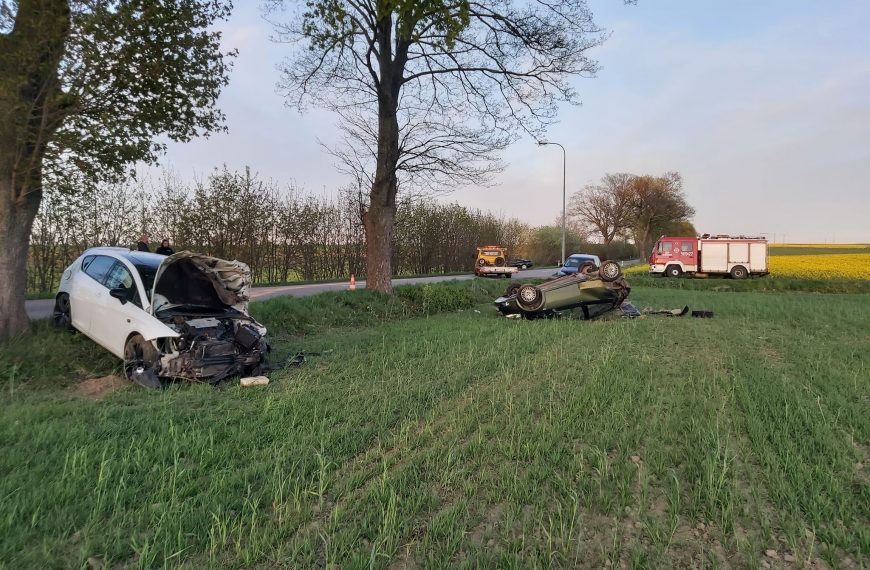 Groźny wypadek w Sulicicach (12.05.2022). Wyprzedzał fiata i go staranował seatem. 63-letni kierowca trafił do…