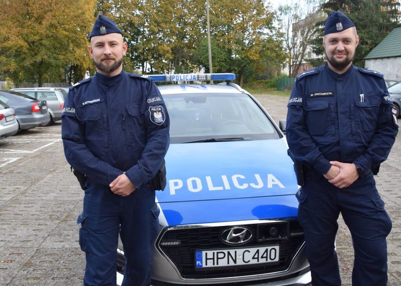 Władysławowo. Policjanci, Mateusz Owczarczyk i Sebastian Szynszecki, uratowali kobietę przed utratą życia (październik 2022). |…