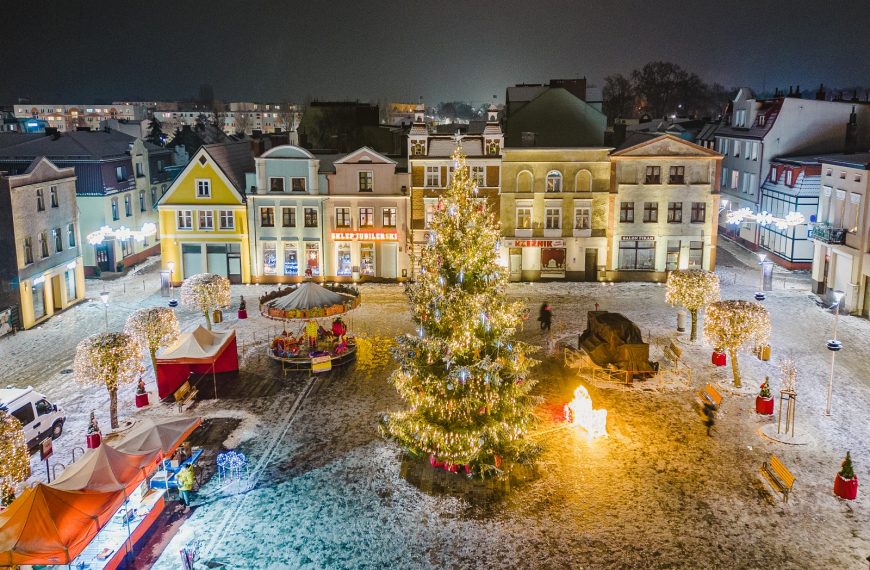 Choinka w Pucku stanęła na Starym Rynku. Boże Narodzenie 2022 coraz bliżej | ZDJĘCIA