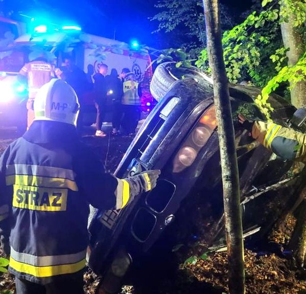 Koszmarny wypadek w gminie Puck. W Leśniewie auto „zatrzymało” się na drzewie. Młoda pasażerka została zakleszczona w pojeździe
