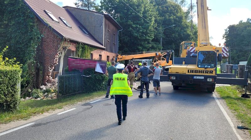 Wypadek w gminie Krokowa. Ciężarowy Star wjechał w dom w…