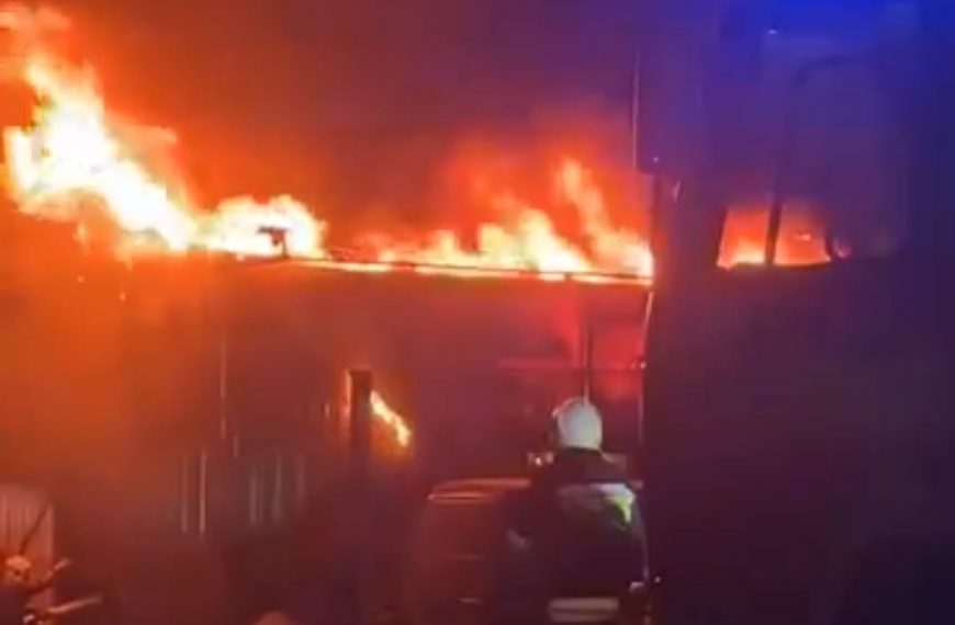 Pożar w Domatowie. W gminie Puck płonęła hala ze sprzętem…
