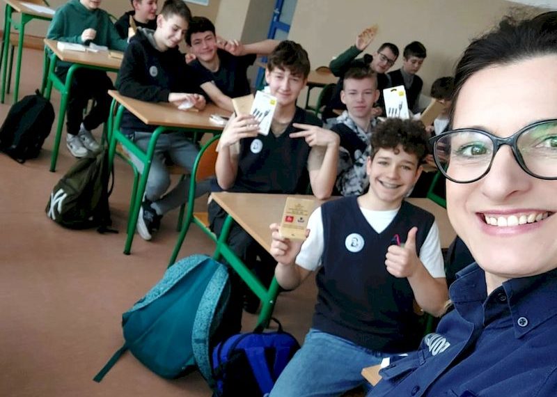 „Bezpieczny nastolatek w świecie cyfrowym”: puccy mundurowi odwiedzili uczniów szkół w Żelistrzewie, Pucku, Łebczu i…