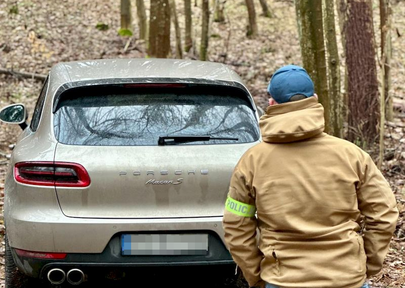 Z Pogórza (gmina Kosakowo) skradziono Porsche Macan. Policjanci znaleźli porzucone auto w lesie