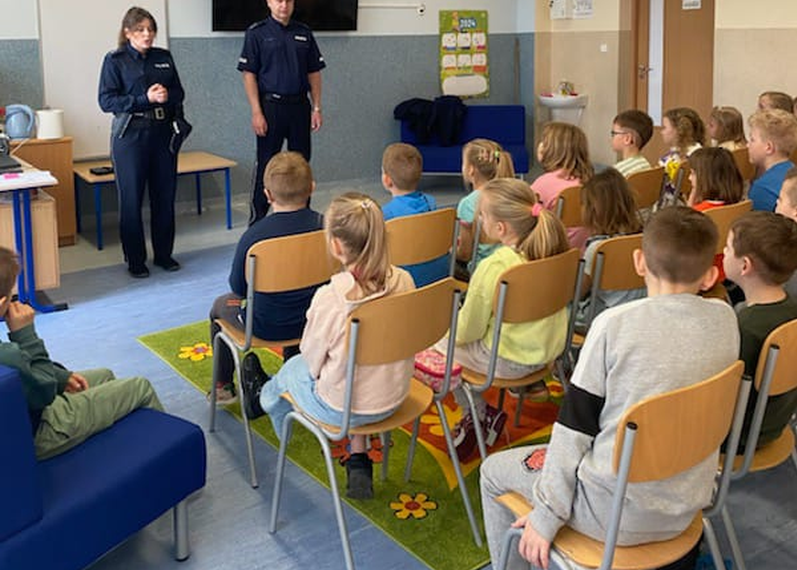 Lekcja o bezpieczeństwie z policjantami w Wierzchucinie
