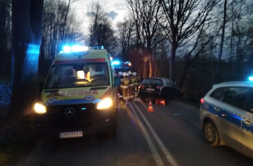 Wypadek w Leśniewie: auto rozbite na drzewie, kierowca w szpitalu