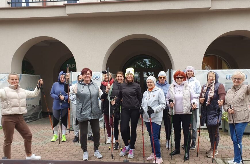 Kije Na Fali: bezpłatne zajęcia z instruktorką nordic walking dla mieszkańców gminy Władysławowo