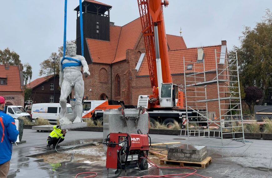 Neptun pożegnał się z Helem: rzeźba zniknęła z Początku Polski